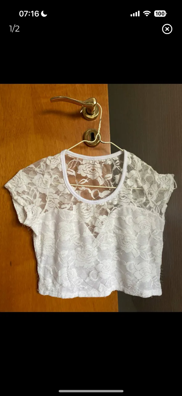 Top de encaje blanco, ideal para combinar con otras prendas. Perfecto para un look romántico y delicado.
