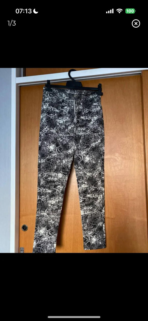 Pantalón de jean recto con estampado de diseño abstracto en tonos grises y blancos. Talle L.