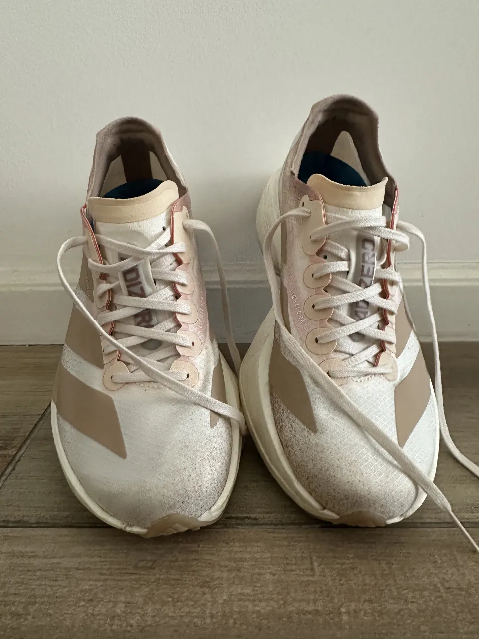 Zapatillas Adidas Adizero Pro, color blanco con detalles en marrón y rosa. Talle 38, ideales para running.