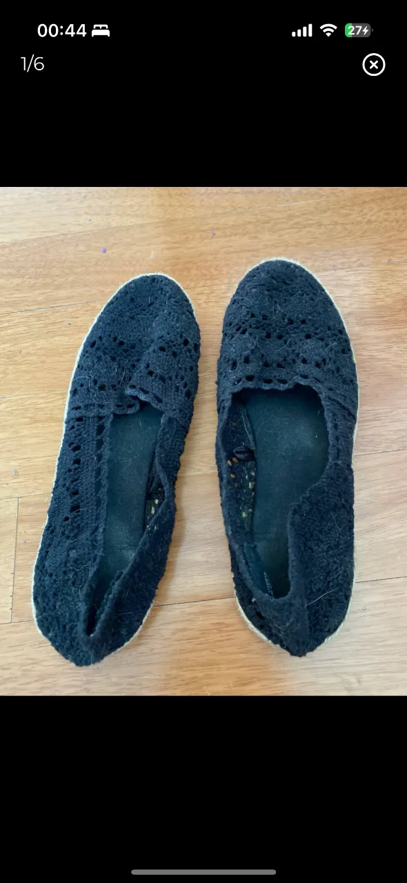 Alpargatas negras de mujer, con diseño calado y suela de yute. Ideales para un look casual y fresco.
