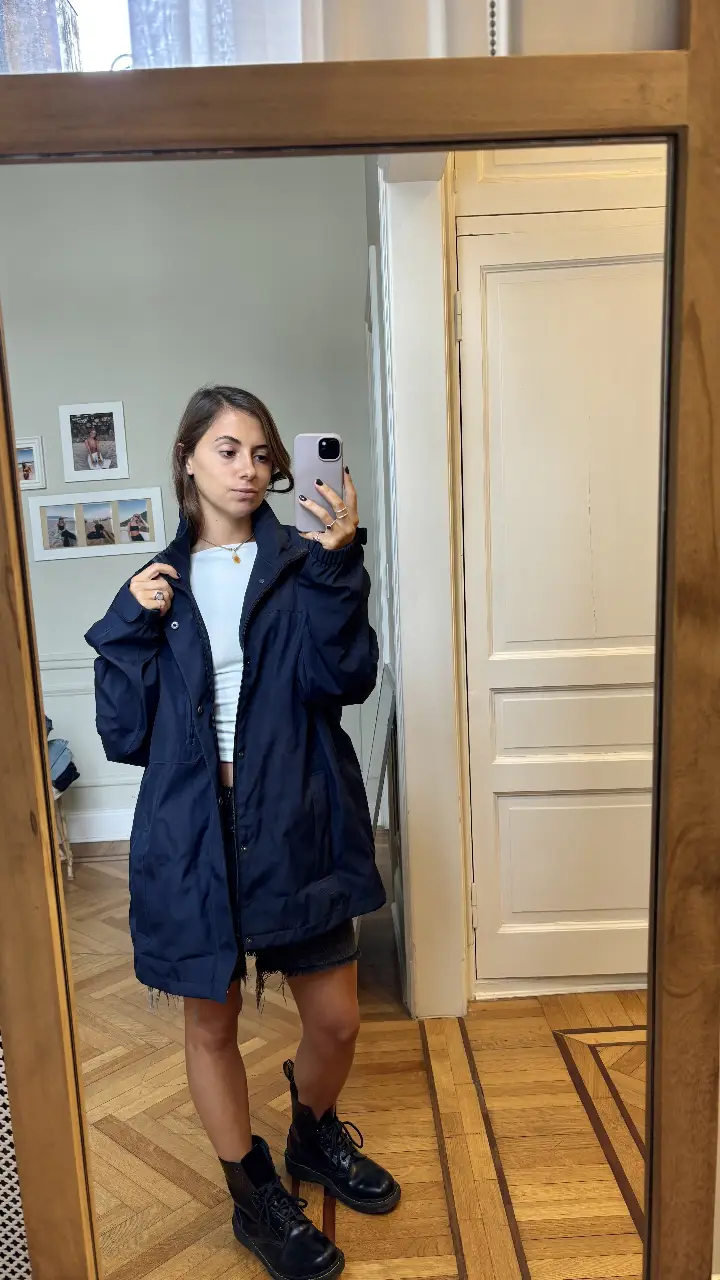 Campera  azul marino, ideal para el invierno. Perfecta para un look casual y abrigado. Diseño clásico y versátil.