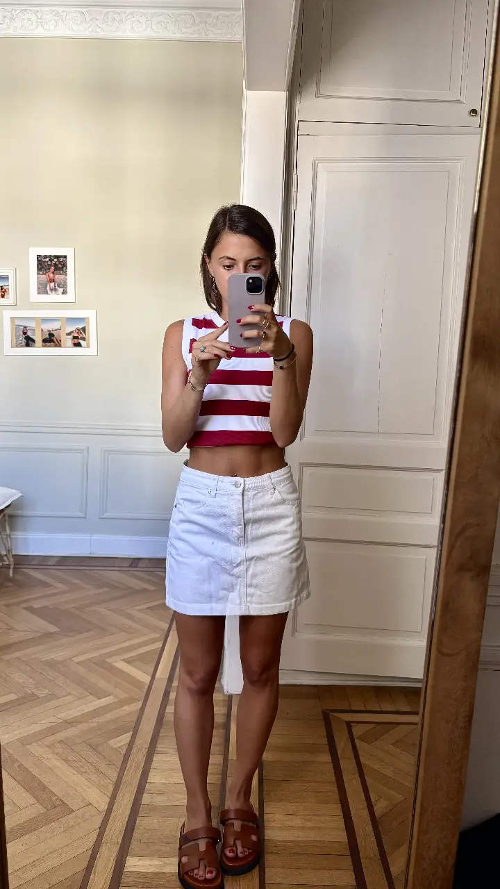 Minifalda de jean blanca, tiro medio, ideal para un look casual y fresco. Perfecta para combinar con tops y zapatillas.