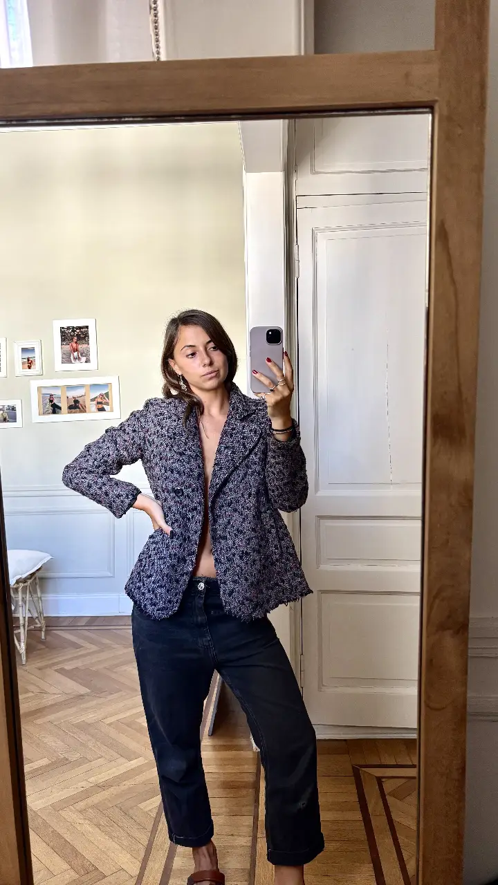 Blazer de tweed con diseño en tonos grises, violetas y negros. Corte entallado, ideal para un look sofisticado y moderno. Perfecto para combinar con jeans o pantalones de vestir.