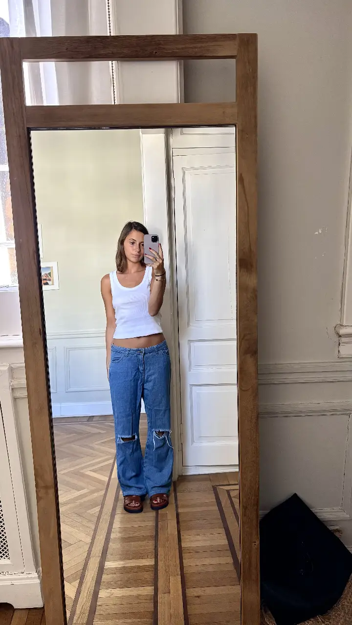 Jeans de mujer, tiro medio, con roturas en las rodillas y corte amplio. Un clásico Y2K para un look canchero y relajado.