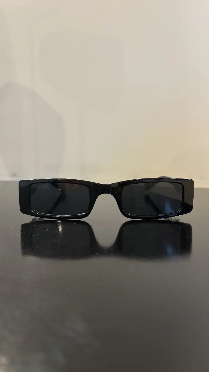 Anteojos de sol rectangulares negros, ideales para un look moderno y sofisticado. Perfectos para proteger tus ojos con estilo.