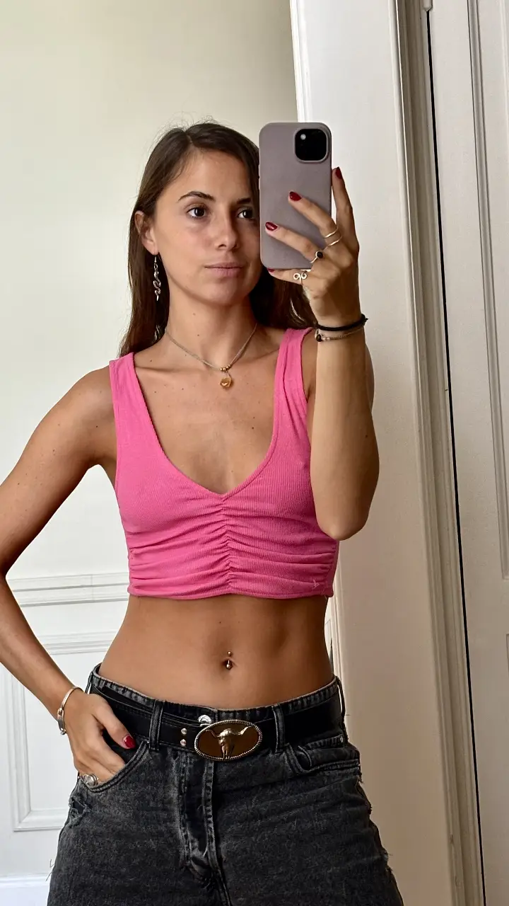 Top rosa de mujer, con diseño fruncido en el frente y escote en V. Ideal para un look casual y moderno.