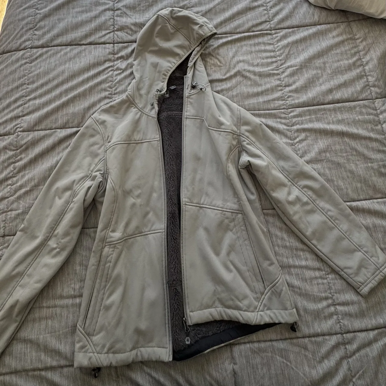 Campera New Balance gris con capucha y cierre. Interior de corderito, ideal para el invierno. Talle L.