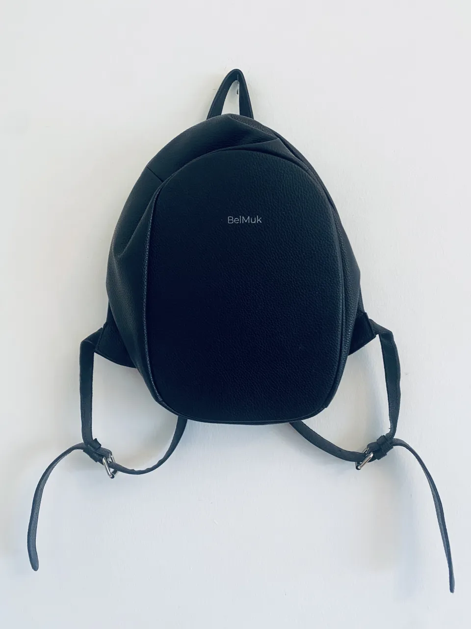 Esta mochila antirrobo BelMuk negra es un clásico, ideal para el día a día. Con un diseño minimalista y de cuero sintético, es re práctica para llevar tus cosas con estilo. ¡Un básico infaltable!
Tiene bolsillos escondidos y cierres ocultos especial antirrobo! 
