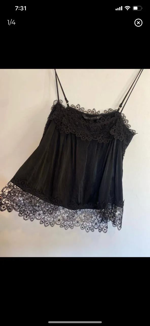 Top negro con breteles finos y detalles de encaje en el borde superior y en la terminación inferior. Ideal para un look canchero y femenino.
axilas 46 largo desde el Bretel 40