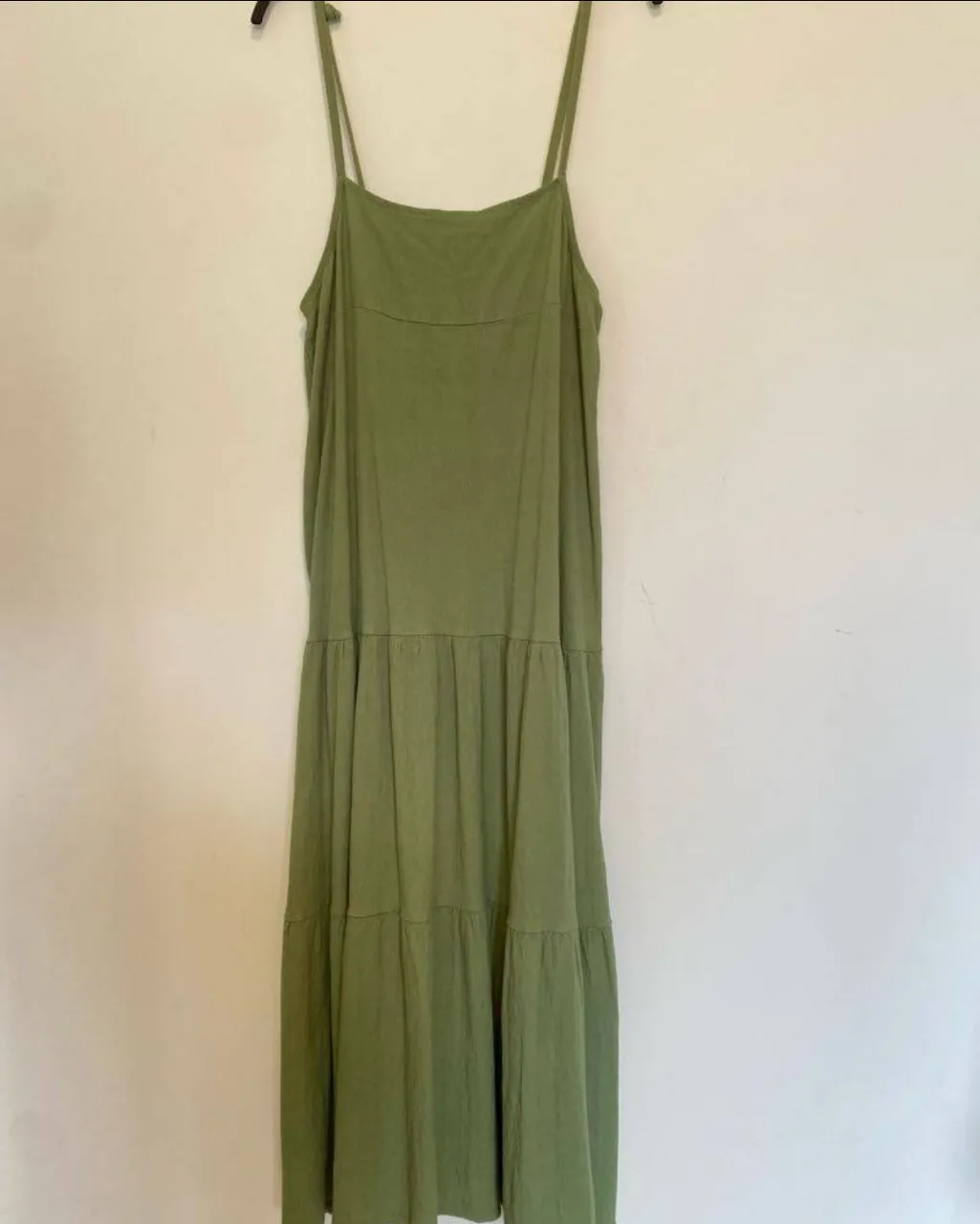 vestido largo de verano, color verde con tirantes finos. diseño con corte holgado para mayor comodidad. ideal para un look fresco y relajado.  

axilas máximo 46, largo sin contar el bretel 106