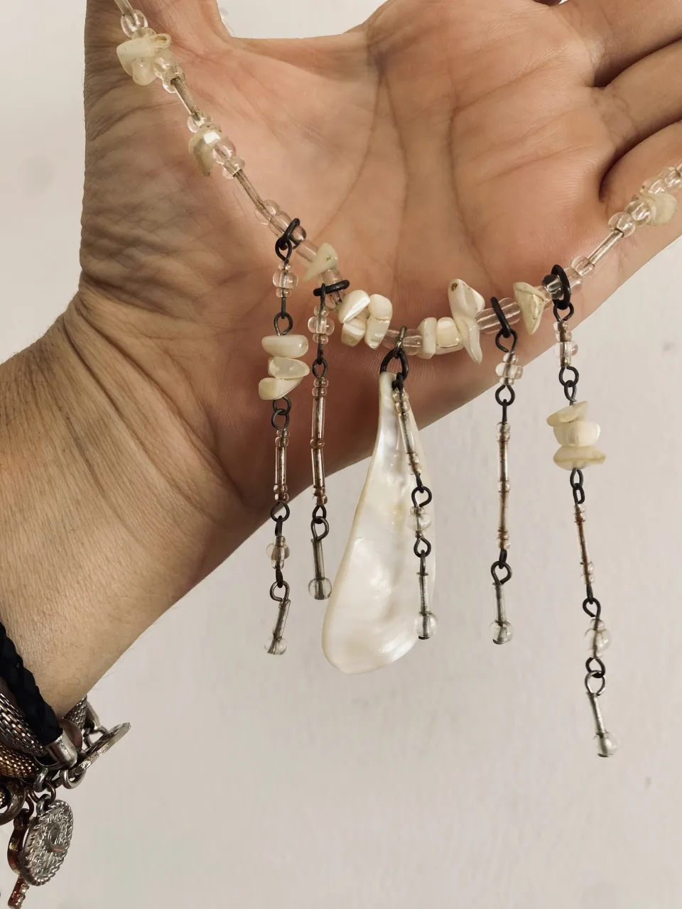 Collar con colgante de nácar y cuentas de piedra y cristal.