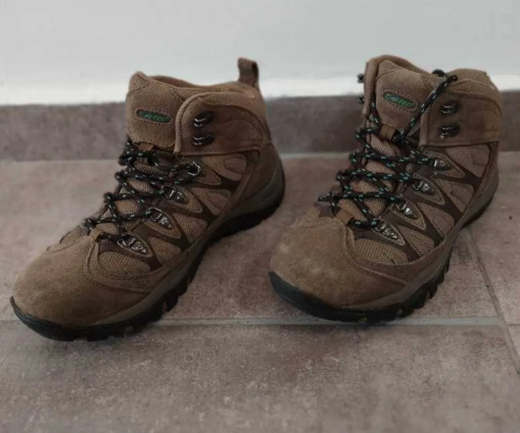 Botas de trekking Hi-Tec, ideales para tus aventuras al aire libre. Diseñadas para ofrecer comodidad y soporte en terrenos difíciles. Perfectas para senderismo y actividades de montaña.