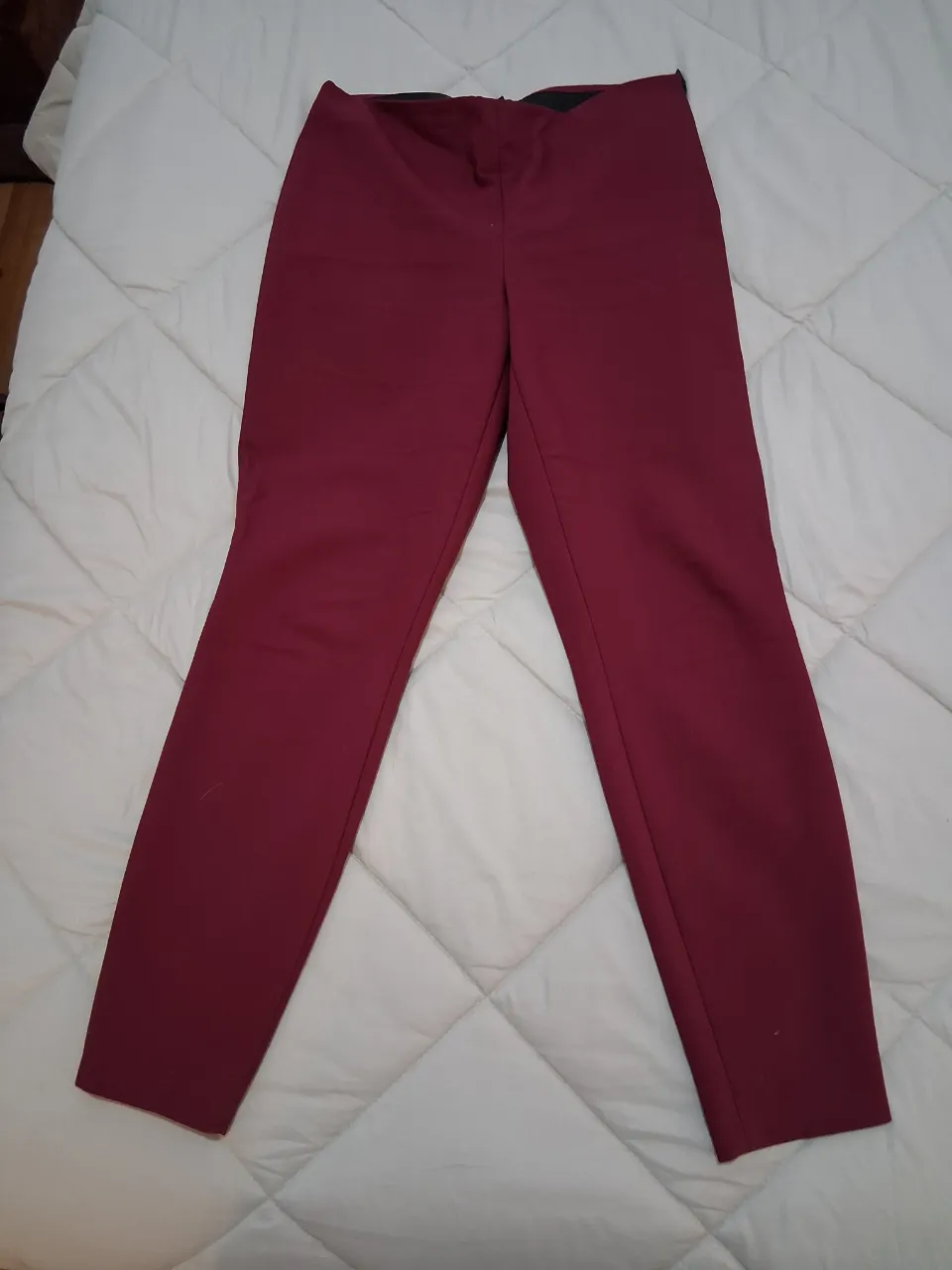 Pantalón sastrero de mujer, color borgoña, con cierre en el costado y cintura. Ideal para un look elegante y cómodo.