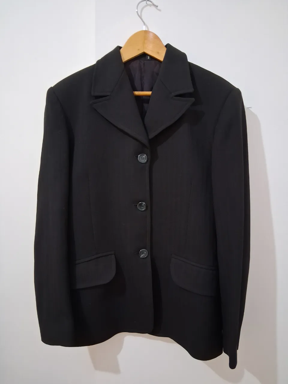 Elegante blazer negro de mujer, ideal para un look formal o de trabajo. Confeccionado con un diseño clásico y atemporal, este blazer es perfecto para combinar con diferentes outfits.