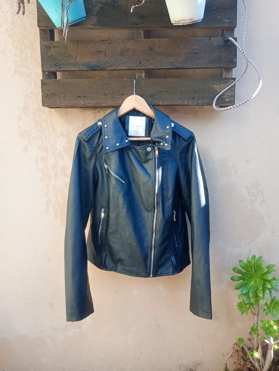 Campera biker de cuero sintético negra para mujer, con detalles de tachas en el cuello y hombros. Talle 3XL. Ideal para un look rocker y moderno.