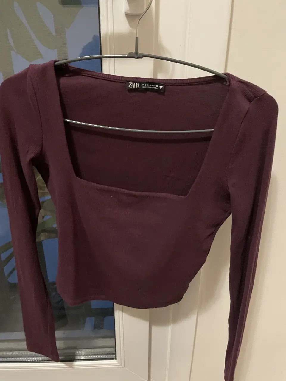 Remera manga larga de mujer, color borgoña, con cuello cuadrado. Marca Zara, talle S. Ideal para un look casual y moderno.