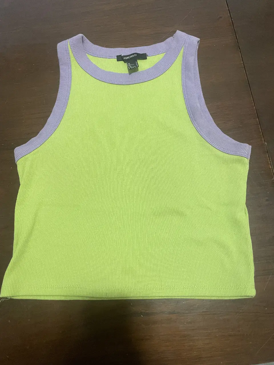 Musculosa Forever 21 de color verde lima con detalles en violeta. Ideal para un look casual y moderno.