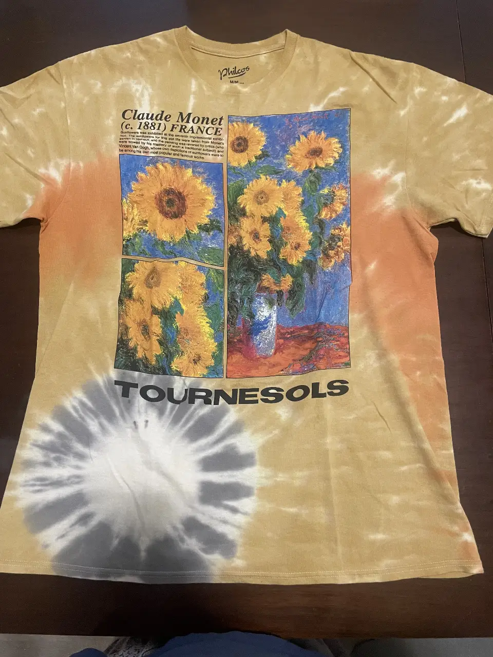 Remera tie dye con estampado del cuadro "Girasoles" de Claude Monet. Ideal para un look casual y artístico.