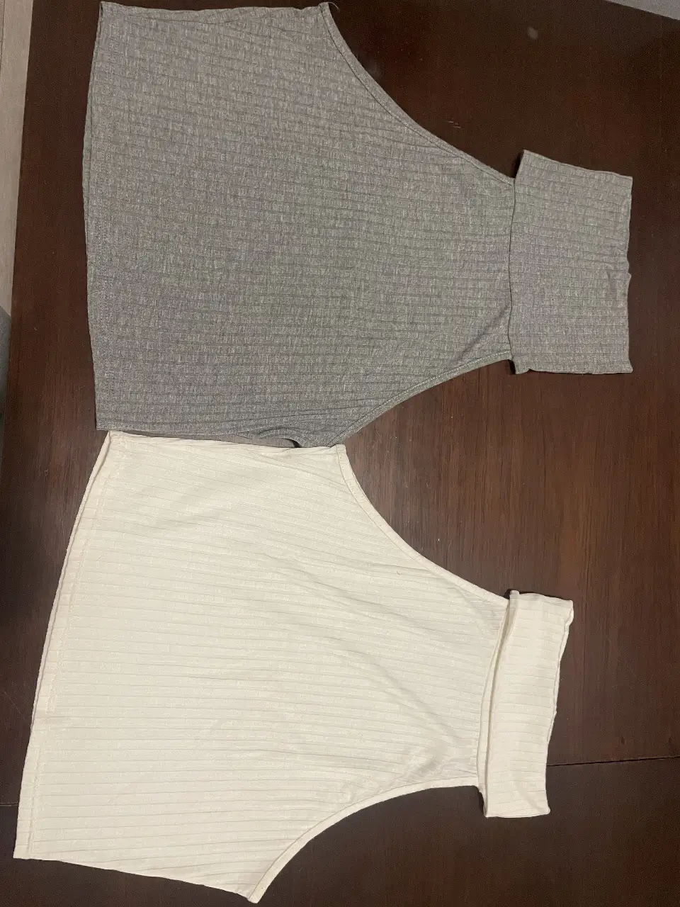 Tops de cuello alto sin mangas, ideales para combinar con cualquier outfit. Disponibles en gris y blanco, perfectos para un look moderno y versátil. ($4000 c/u)