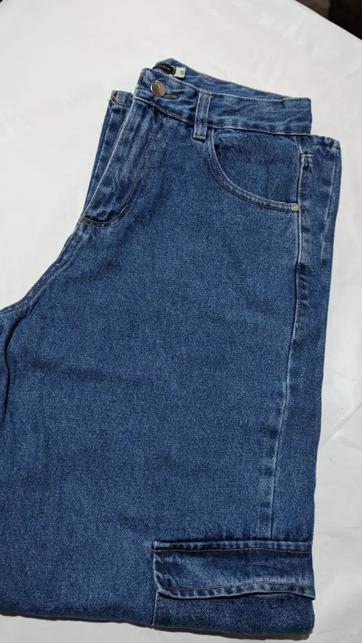 Jeans de 47 street, tiro medio con bolsillos cargo laterales. Ideal para un look casual y moderno. Marca 47 Street.