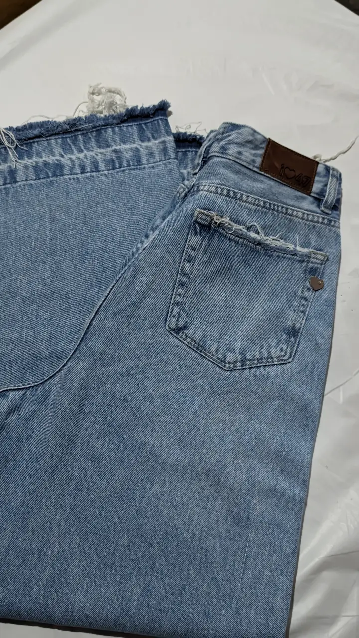 Jeans de mujer 47 street , corte recto, tiro medio, con detalles de roturas en las rodillas y flecos en los bordes. Un clásico moderno para un look casual y canchero.  TALLE 38 NUEVO