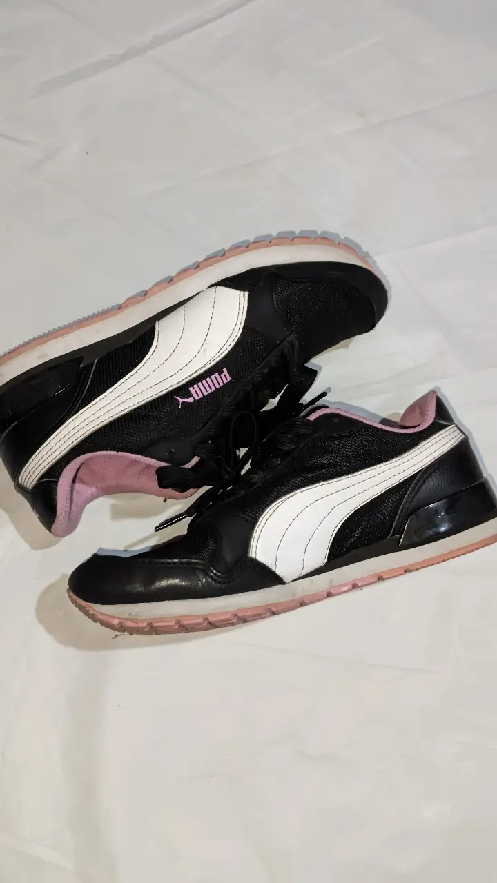Zapatillas Puma negras con detalles en blanco y rosa. Ideales para un look deportivo y casual. NUEVAS CON 1 SOLO USO