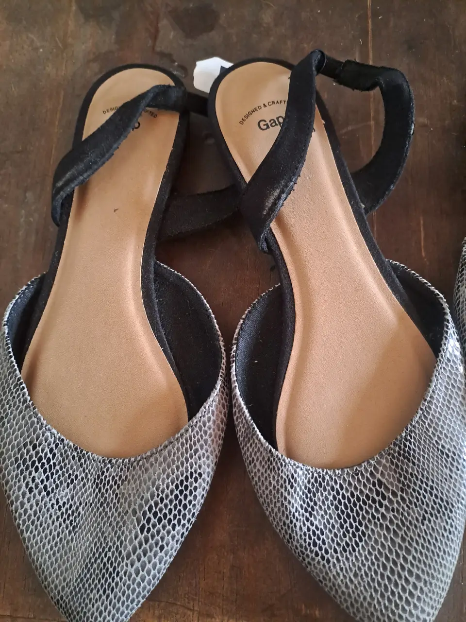 Sandalias chatas de mujer Gap, con diseño de reptil en la puntera y detalles en negro. Ideales para un look casual y cómodo.