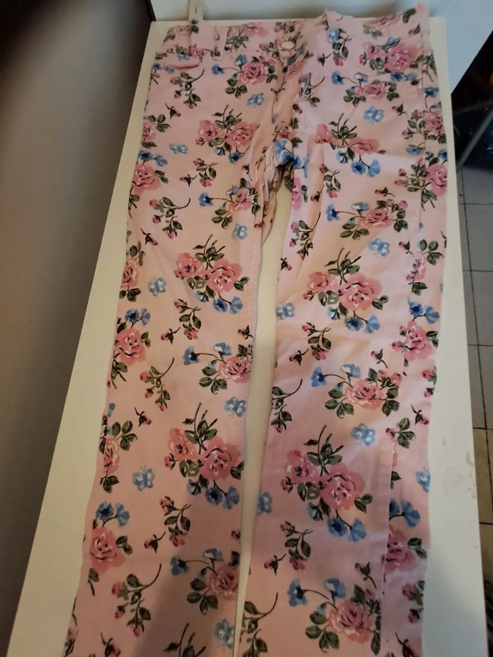 Pantalón de niña con estampado floral en tonos rosa y azul. Talle 14, ideal para un look casual y fresco.