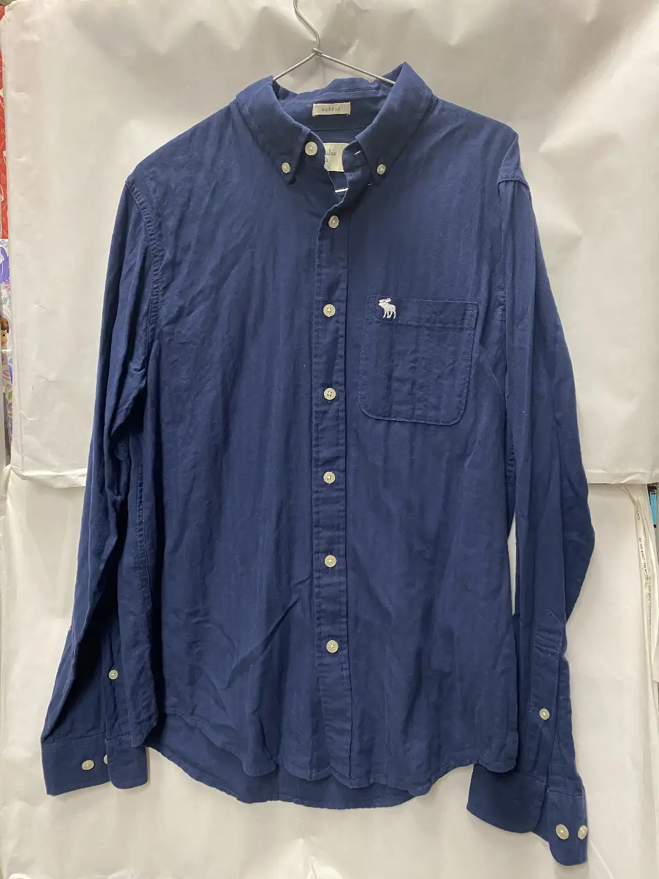 Camisa de hombre Abercrombie & Fitch, talle M, manga larga, color azul. Ideal para un look casual y cómodo.