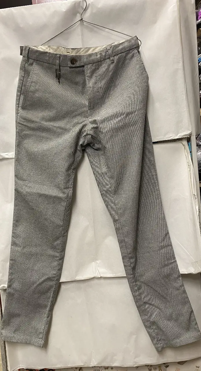 Pantalón de vestir para hombre, de la marca Zara. Talle 32 USA, con diseño a rayas en color gris. Ideal para un look formal o casual elegante.