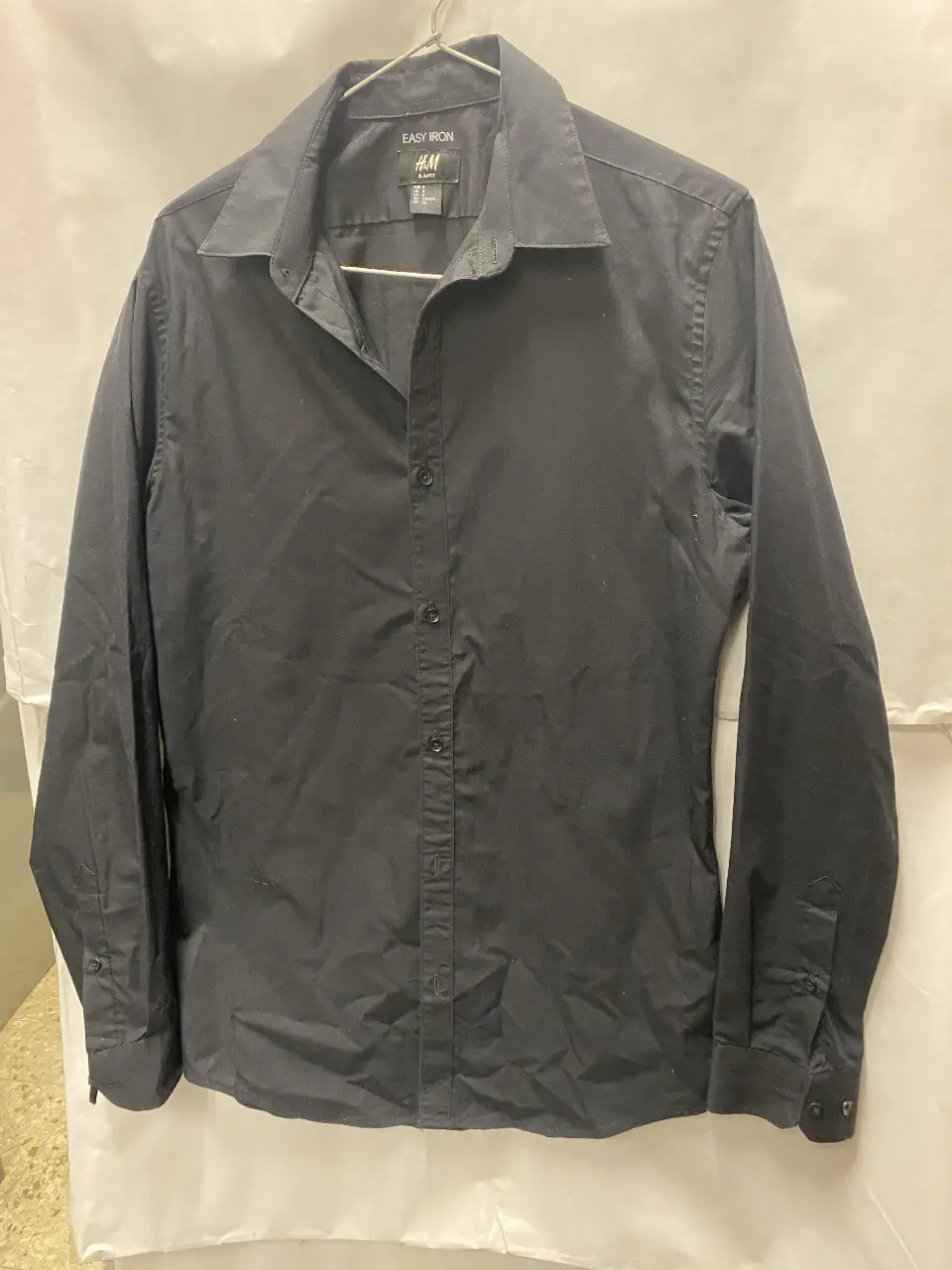 Camisa negra de hombre, slim fit, de la marca H&M. Ideal para un look casual o de trabajo. Fácil de planchar.