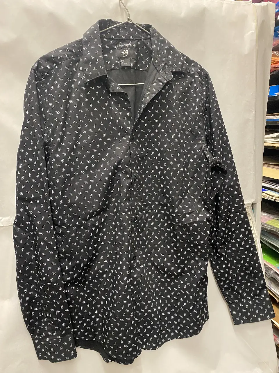 Camisa de hombre H&M Slim Fit, negra con estampado de paisley blanco. Talle S, manga larga, ideal para un look casual o semi formal.