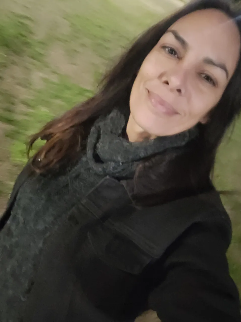Buzo de mujer, con cuello alto y cierre, ideal para el invierno. Perfecto para un look casual y abrigado.