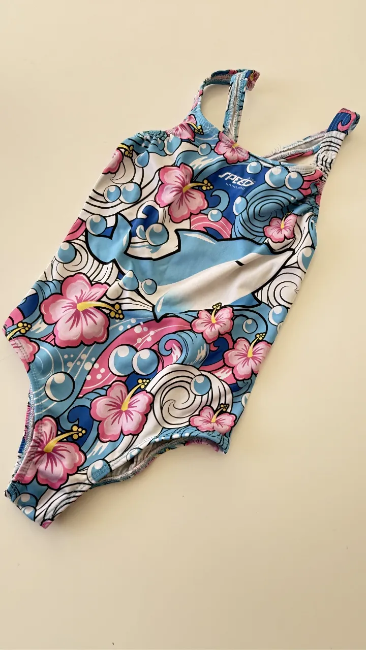 Traje de baño enterizo para mujer, con estampado floral y detalles de olas. Ideal para la playa o la pileta. Marca Speedo.