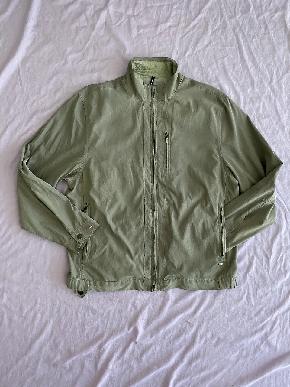 Campera Cazadora Cacharel para hombre, color verde oliva, con cierre y bolsillos. Talle XL. Ideal para un look casual y moderno.
MEDIDAS
axilas: 62cm
ancho: 61cm
largo: 73cm
mangas: 67cm