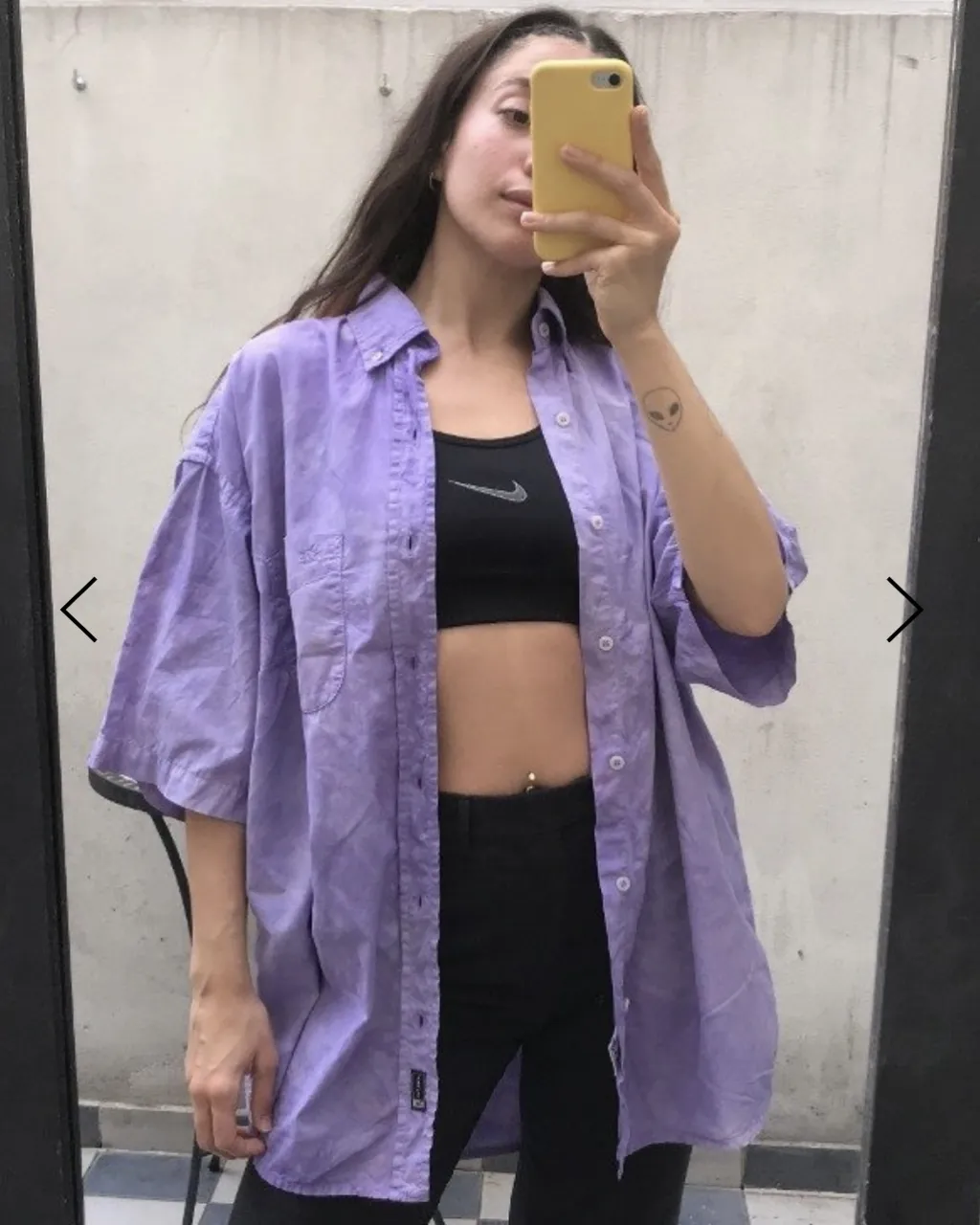 Camisa oversize de hombre o mujer, con estampado tie dye en tonos violetas. Ideal para un look casual y relajado.