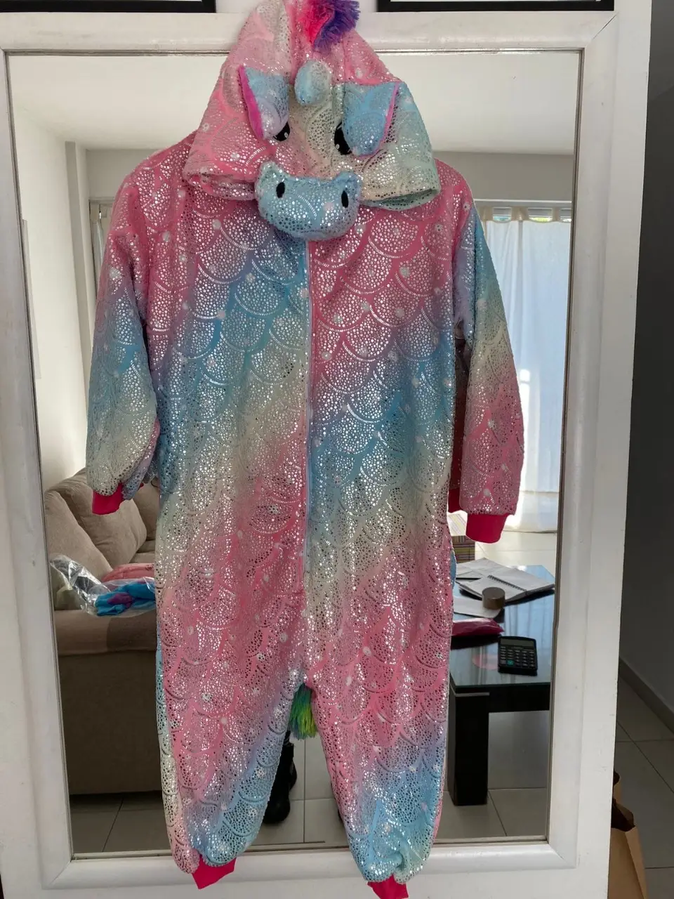 Disfraz de unicornio con capucha y cola de arcoíris. Perfecto para fiestas de disfraces, eventos temáticos o simplemente para divertirse. Diseño brillante y colorido, ideal para destacar. talle 1.40 de altura tobillo a hombro 