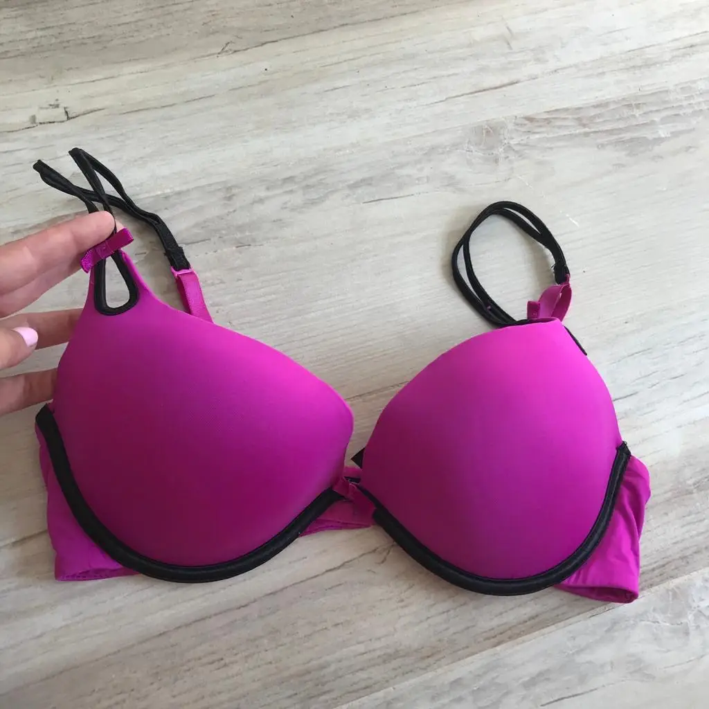 Corpiño push-up de Victoria's Secret en color fucsia con detalles en negro. Talle 36C.