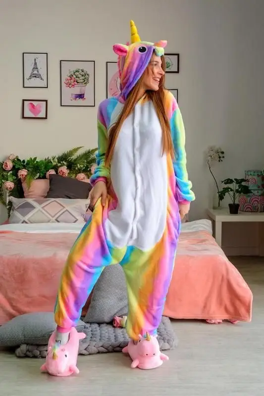 Divertido pijama enterizo de unicornio, ideal para estar cómodo en casa. Confeccionado con materiales suaves y diseño de arcoíris, perfecto para un look relajado y original. ¡Ideal para usar en casa o para disfrazarse!