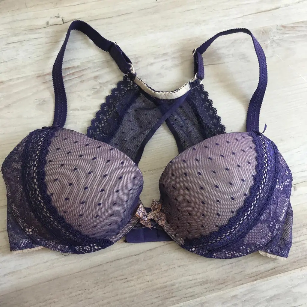 Conjunto de lencería de encaje violeta con detalles en blanco. Diseño elegante y femenino, ideal para ocasiones especiales.