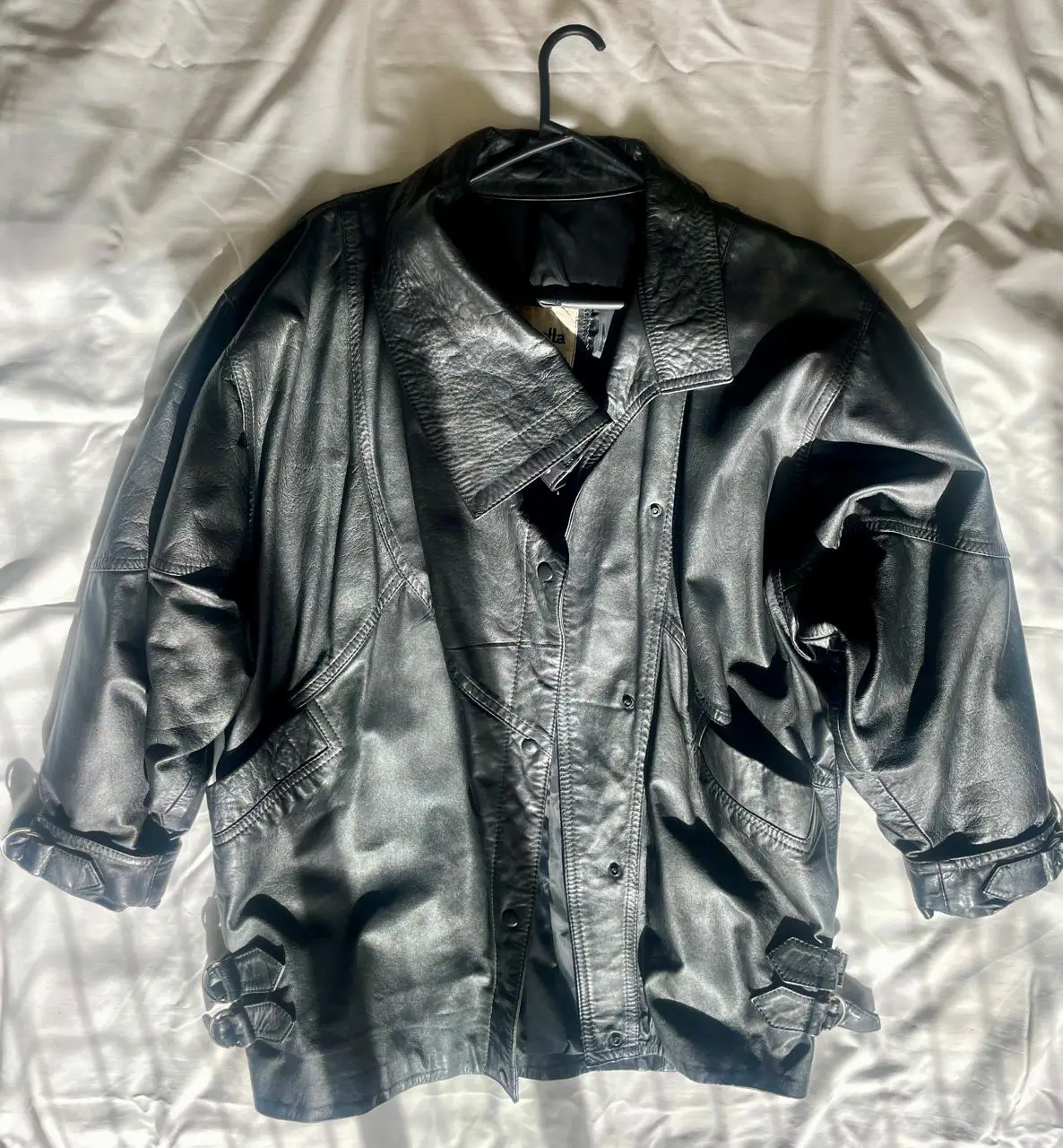 Campera 100% de cuero negra vintage Brunetta estilo oversized, con detalles de hebillas en los puños y en la cintura. Ideal para un look rocker o casual. Medidas: largo total 77cm, sisas 53cm, cintura 60cm, cadera 48cm, largo mangas 52cm y ancho mangas (en axilas) 35cm.