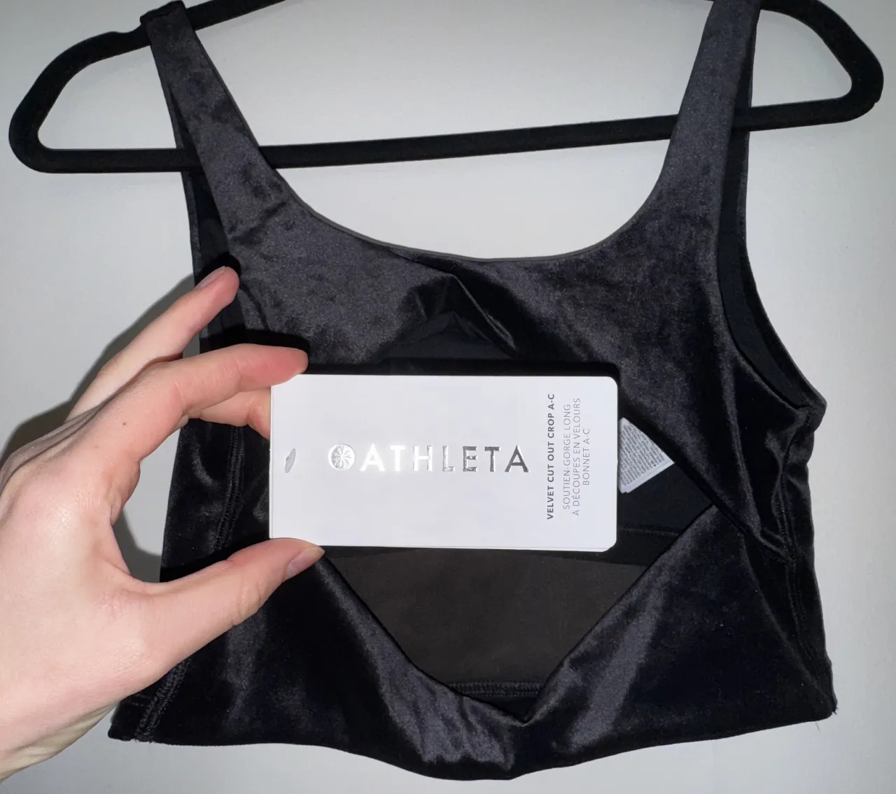 Top de terciopelo negro con espalda descubierta. Ideal para entrenamientos o uso casual.