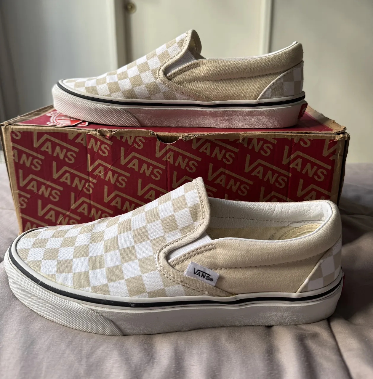 Zapatillas Vans Slip-On con solo 2 usos. A cuadros en tonos beige y blanco. Diseño clásico y cómodo, ideales para un look casual y urbano. Perfectas para combinar con cualquier outfit. 
