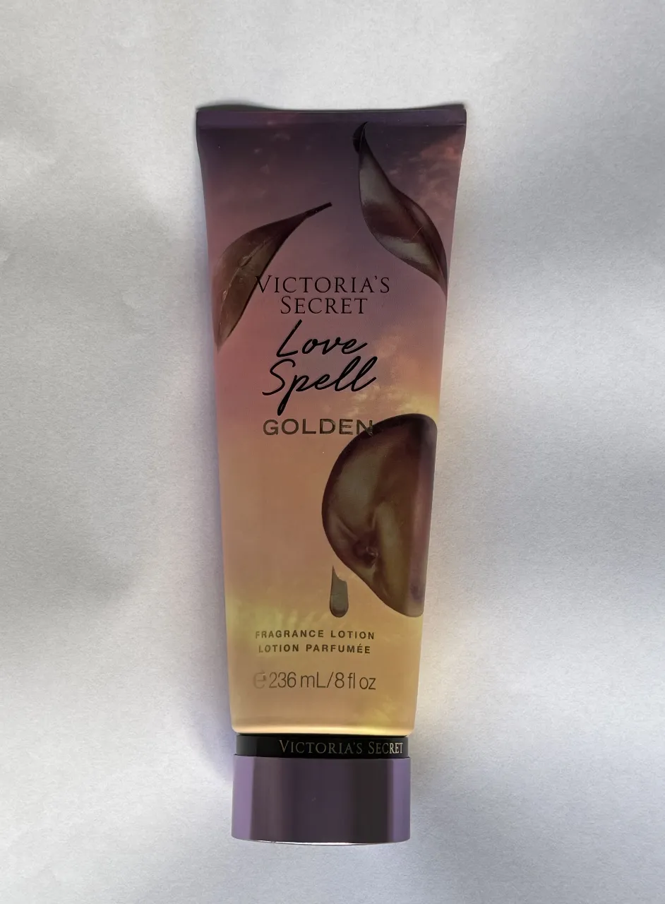 Loción corporal Love Spell Golden de Victoria's Secret, fragancia perfumada. Ideal para hidratar y perfumar la piel. Nueva sellada 