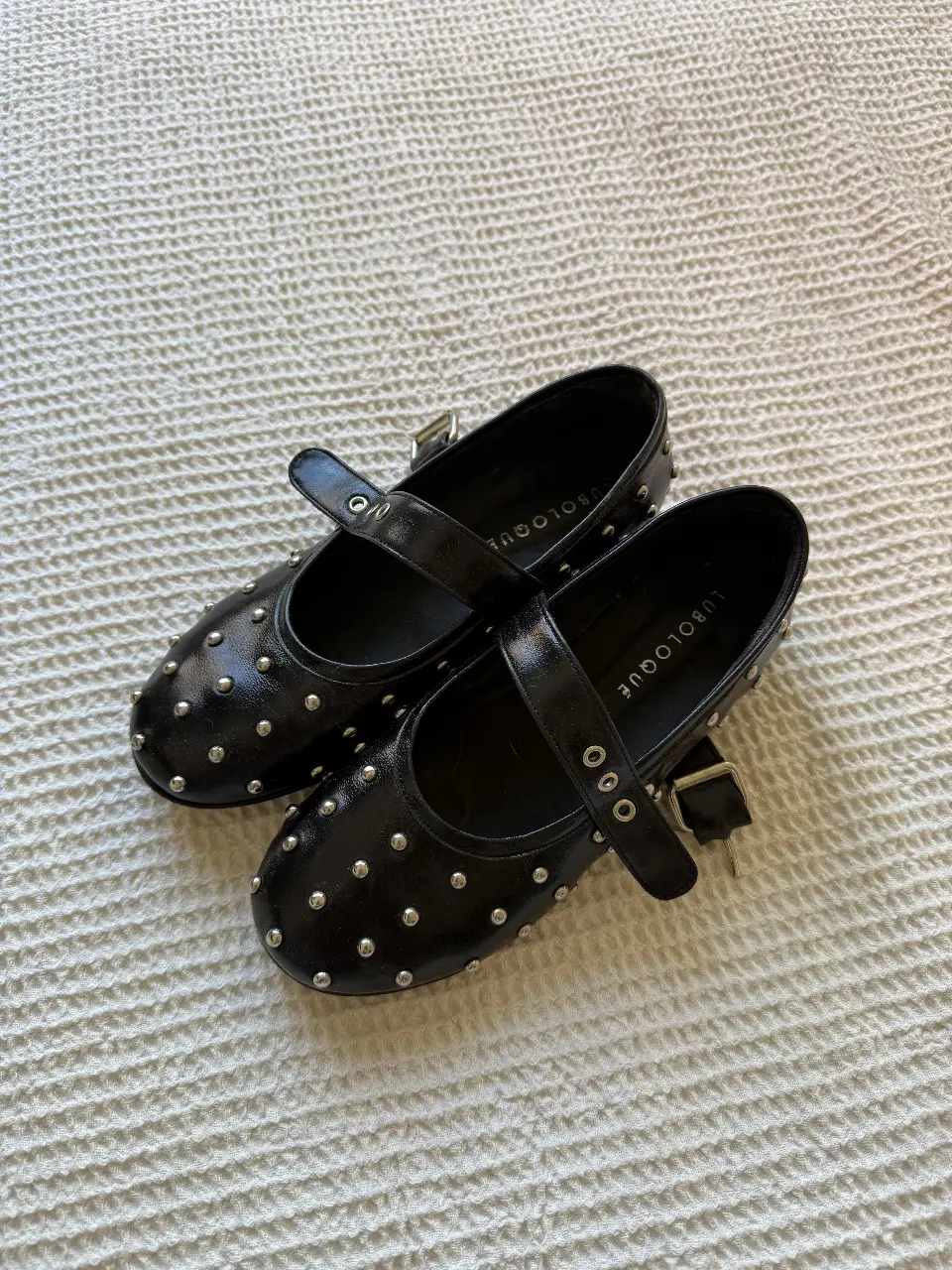 Chatita confeccionada en cuero liso. Detalle de tachitas, hebillas bañadas en metal color plateado. fForreria: 100% cuero vacuno. Altura de taco: 1,5 cm. Talle 36: 23,5 cm. UN solo uso perfecto estado!
