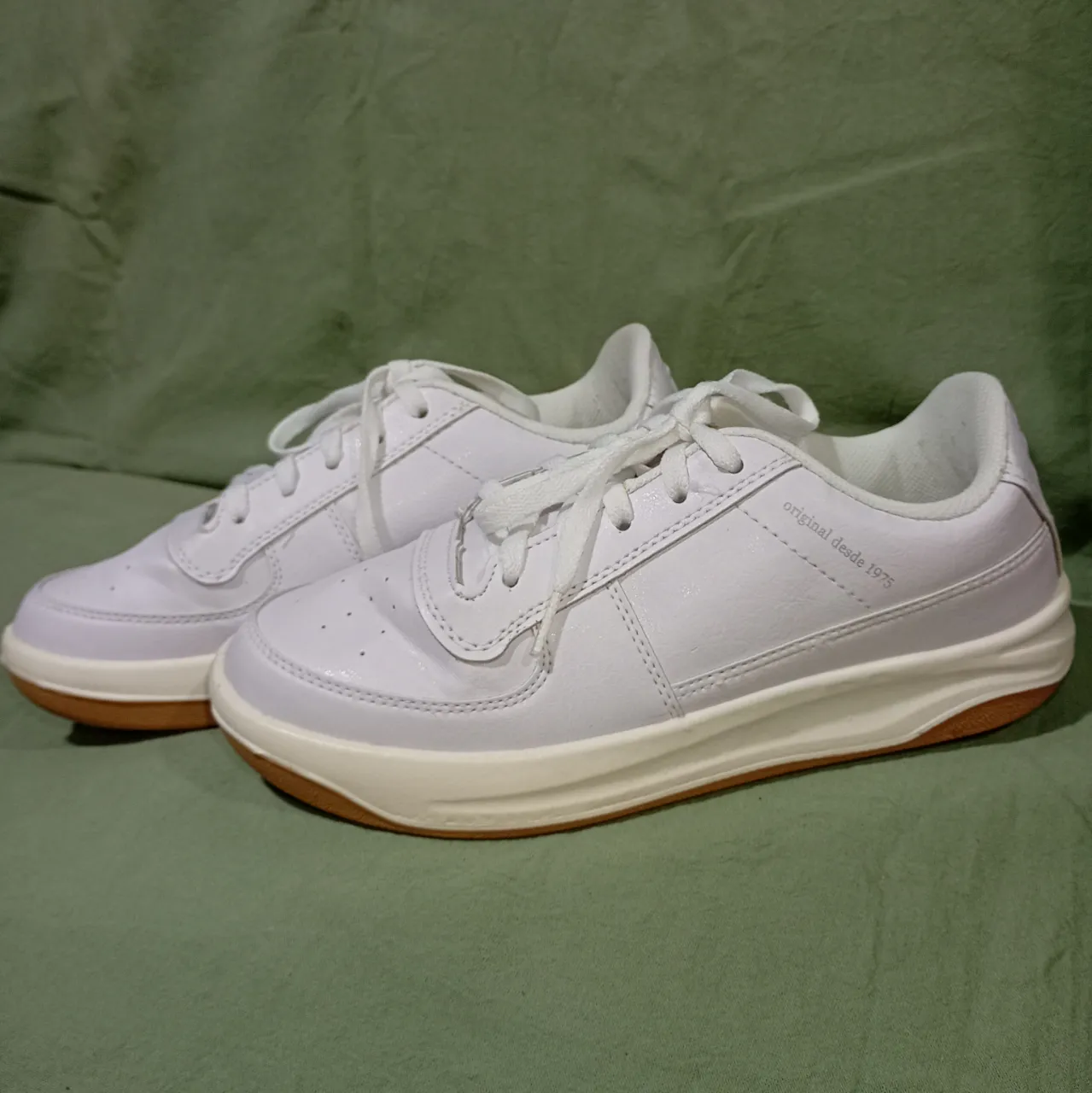Zapatillas blancas Topper de cuero sintético y duradero. Cordones blancos. Suelas de goma color crema y marrón. Muy buena condición, un solo uso.