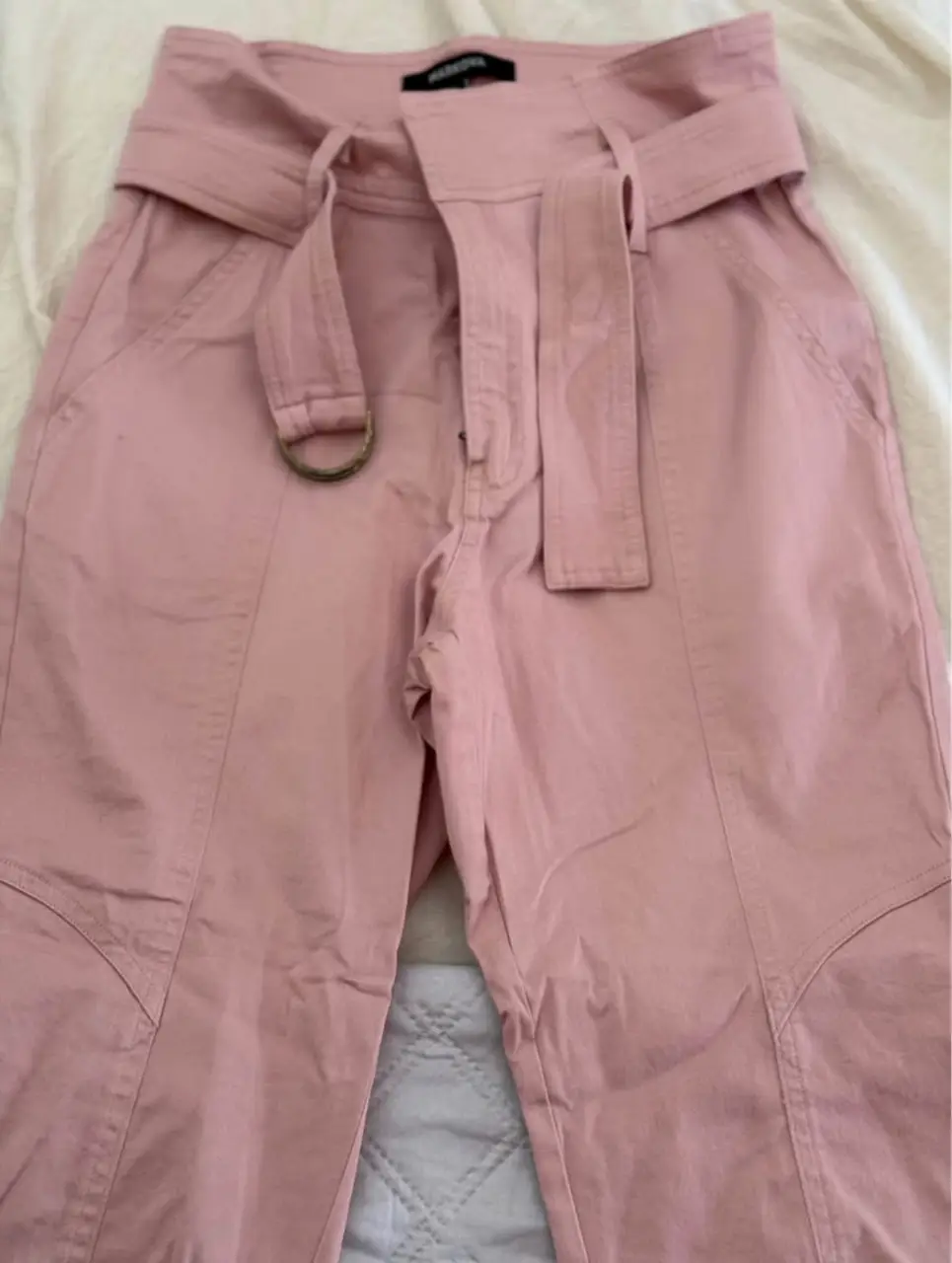 Pantalón de vestir rosa de la marca Markova, talle 40. Con cinturón incorporado y detalles de diseño.