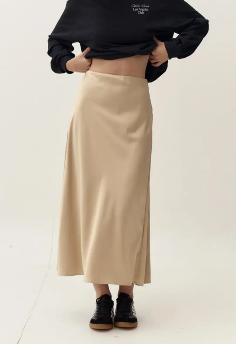 Pollera midi de satén en color beige.  SIN USO, la compré la semana pasada y no me quedó :( Medidas: cintura 39 cm, cadera 50 cm, largo 92 cm (la tengo en negro también)