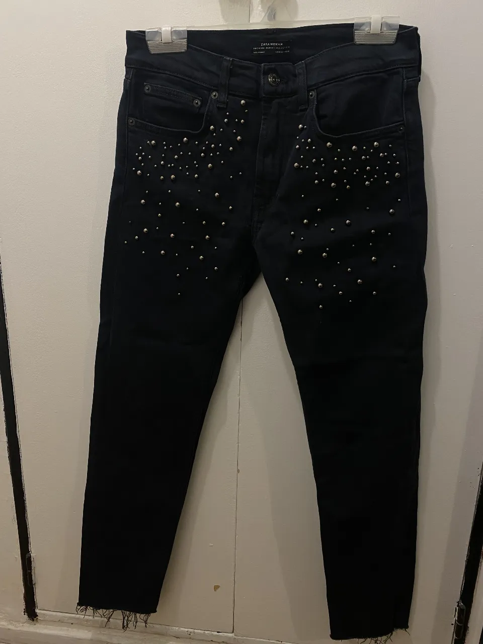 Jean de mujer azulino con apliques plateados. Tiro medio, corte recto y detalle de flecos en el bajo. Un clásico renovado para un look canchero y con onda.