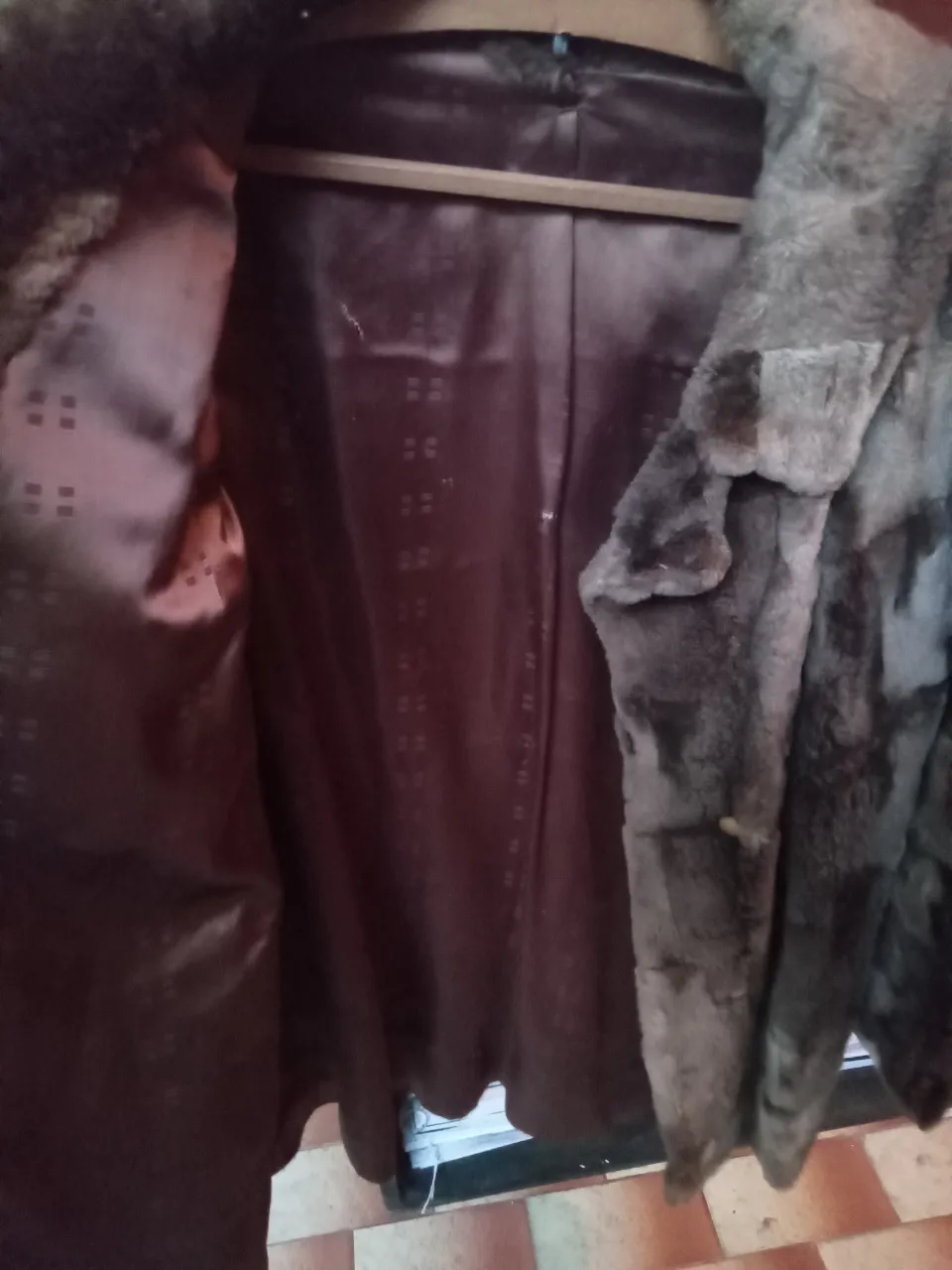 Tapado de piel sintética para mujer, abrigo de invierno con solapas y forro interior. Ideal para un look elegante y abrigado.